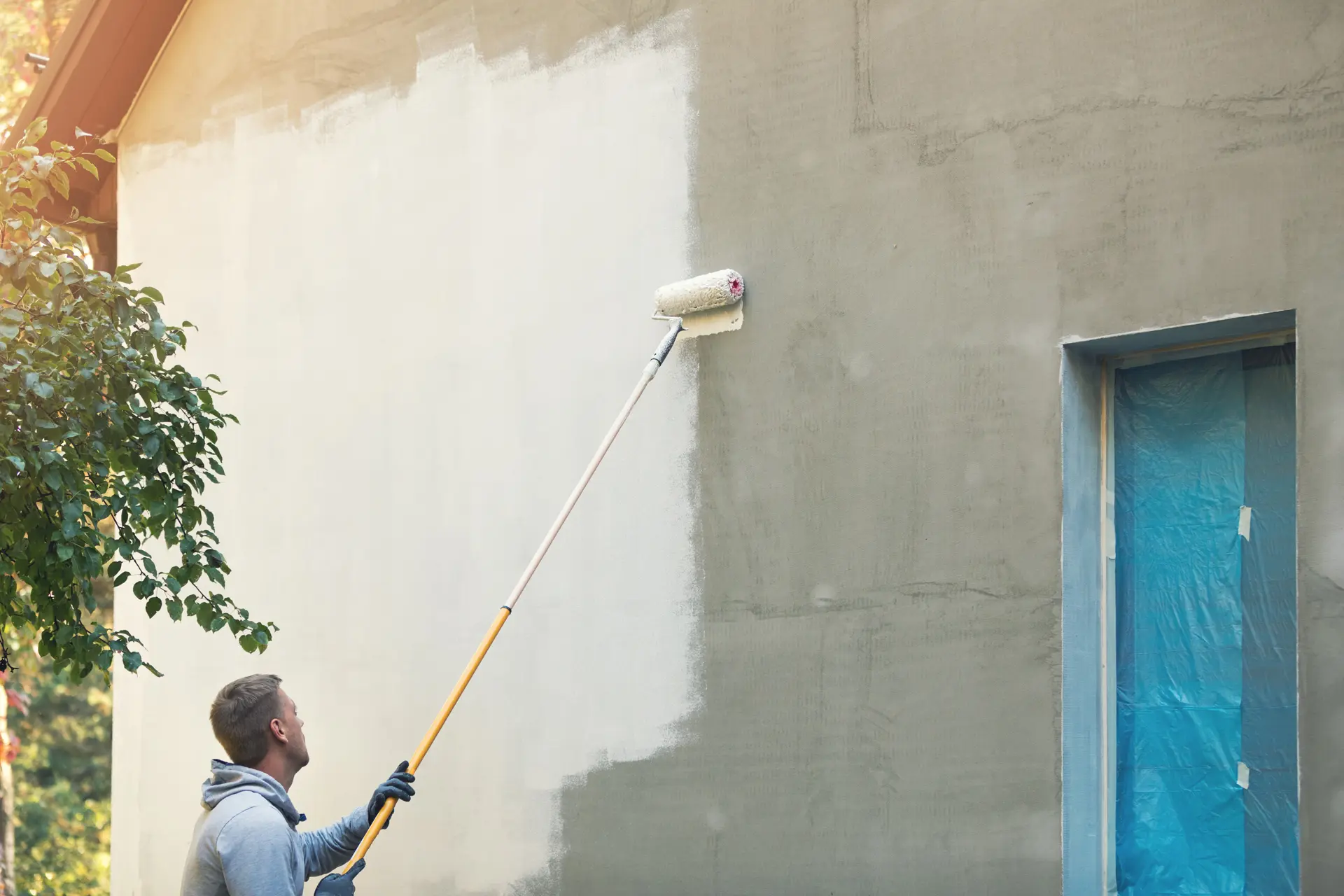 Pintor trabajando en una fachada en Alcoy